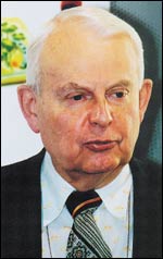 Kalevin museon tutkija Otto Kubo on valmis kertoilemaan museon kokoelmista ja näytteillä olevista esineistä.