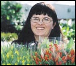Inga Arro voi ylpeillä Virossa kasvatetuista leikkokukista, joita Suomeen voi viedä kerralla peräti 100 kappaletta.