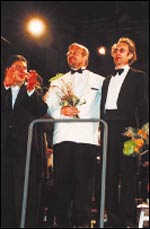 Galakonsertin loppu. Yleisö kiittää kahta kapellimestaria, jotka olivat Paul Mägi Estoniasta ja Leonid Kortshmar Pietarista.