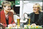 Marja Harju ja Tuula Rautkivi maistelevat A. Le Coqin Premiumia.