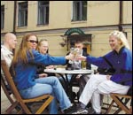 Aivan kaupungin liikekeskustassa olevalla Pub Wellingtonin terassilla käy paikallisten valkokaulustyölaisten lisäksi paljon turisteja.