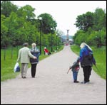 Mere allee- puistotie johtaa suoraan Russalkan patsaalle meren rantaan.