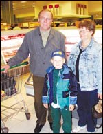 Yrjö, Ritva ja Timo Salo ostoksilla Tallinnan Stockmannilla.
