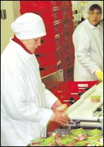 Viilutus- ja pakkauslinjan toimintaa Rakveressä valvovat Ada Karu ja Maie Petrovits.