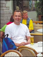 Ostoskoriin Juha Huttunen on kerännyt veneillessä tarpeellisia tavaroita ja tuliaisia.