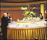 Noutopöydistä löytää mieleisensä kokonaisuuden.