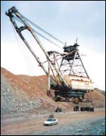 Esku, maailman suurin hullujussi kaivoi palavaa kiveä itä- Viron kaivoksissa. Sen kauhaan mahtuu kuorma- auto ja sisätiloissa voisi pelata koripalloa. Esku oli sosialistisen työn sankari.