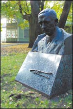 A. H. Tammsaaren museo Koidulakadulla Tallinnassa on avoinna ke- su 11- 18, tiistaisin suljettu.