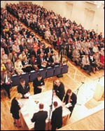 Estonia- teatterin konserttisalissa vietettiin jännittäviä hetkiä, kun ääniä laskettiin. Jännitys purkautui ilon ja murheen ilmauksiksi, kun Arnold Rüütelin äänimäärä ohitti ehdottoman enemmistön rajan.