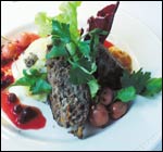 Hirvenlihaterriinin seurana on mm. karpaloita, paratiisiomenoita, peruna- sienisurvosta ja lakkahilloa.