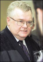 Viron suurinta puoluetta keskustaa johtaa veteraanipoliitikko Edgar Savisaar, joka haluaisi rajoittaa maan myymistä ulkomaalaisille. Puolentoista vuoden kuluttua pidettävien vaalien jälkeen se voisi olla mahdollista.